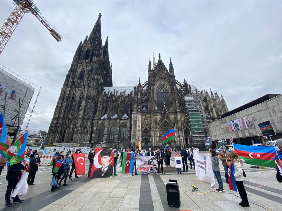 Köln`de Ermenistan'ın Azerbaycan topraklarına saldırılarına protesto