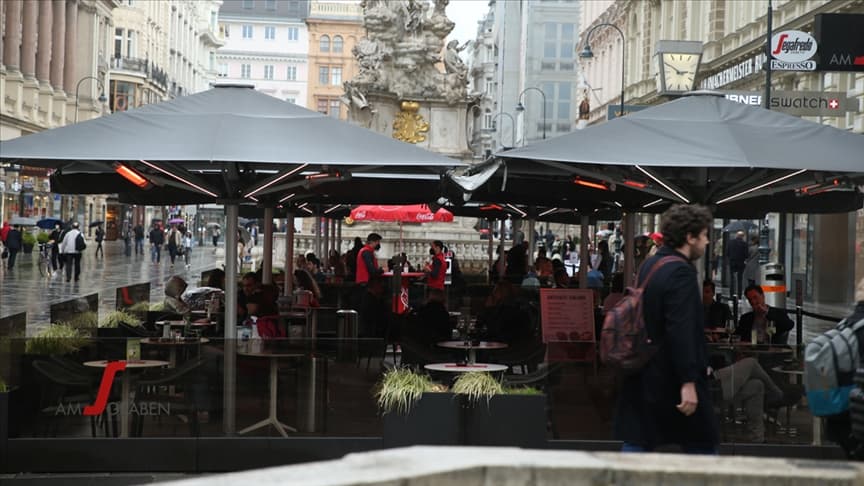 Aşısızlar Avusturya'da restoran, kuaför ve otellere giremeyecek