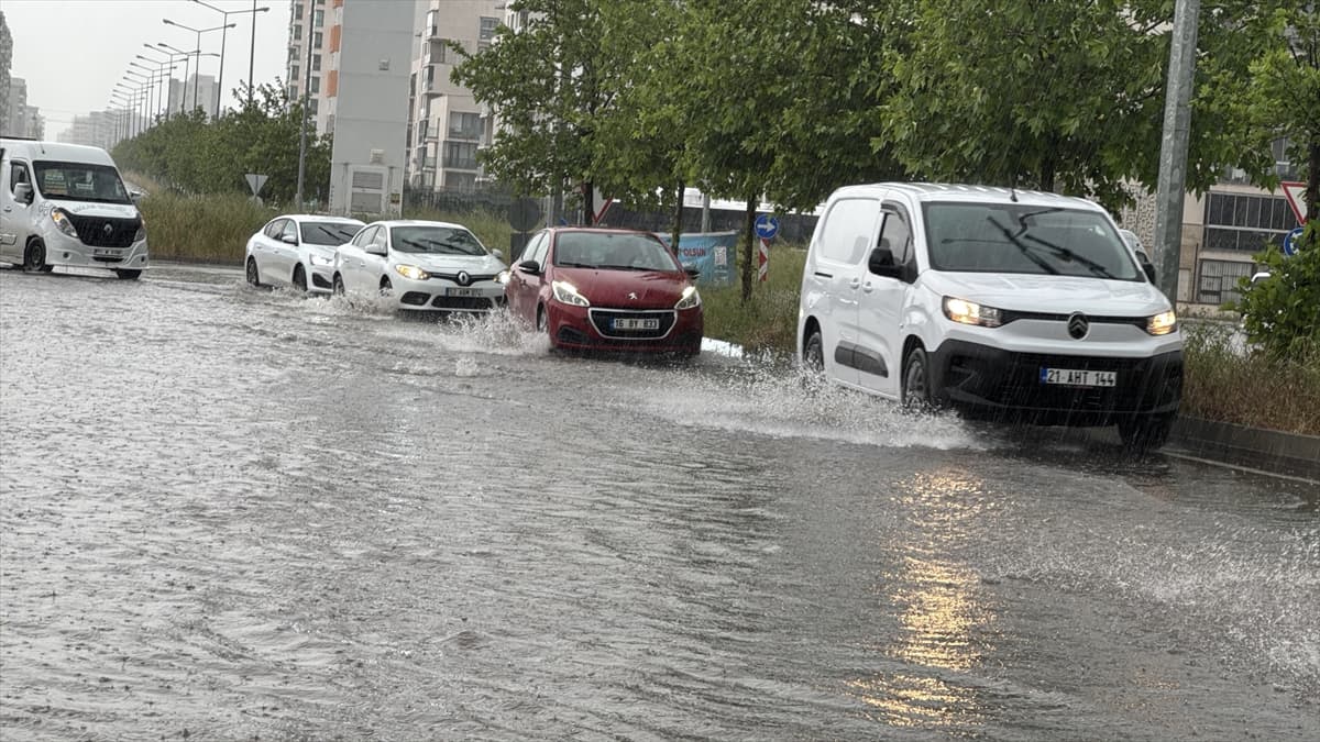 Diyarbakır'da sağanak hayatı aksattı