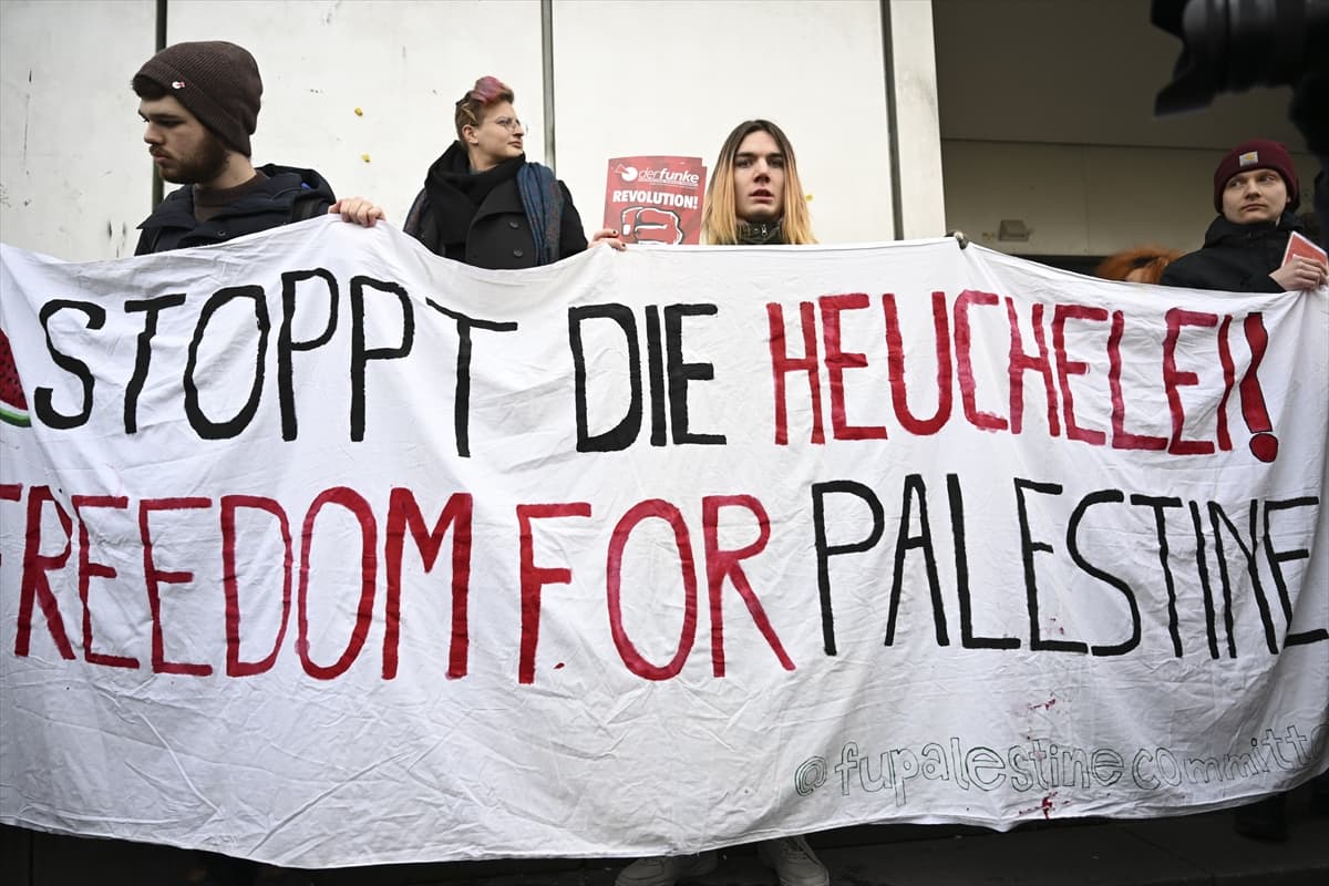 Berlin Hür Üniversitesinde, Filistin yanlısı gösterilere uygulanan baskılar protesto edildi