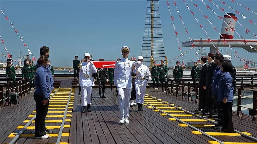 Atatürk’ü temsil eden bayrak Samsun’da karaya çıkarıldı