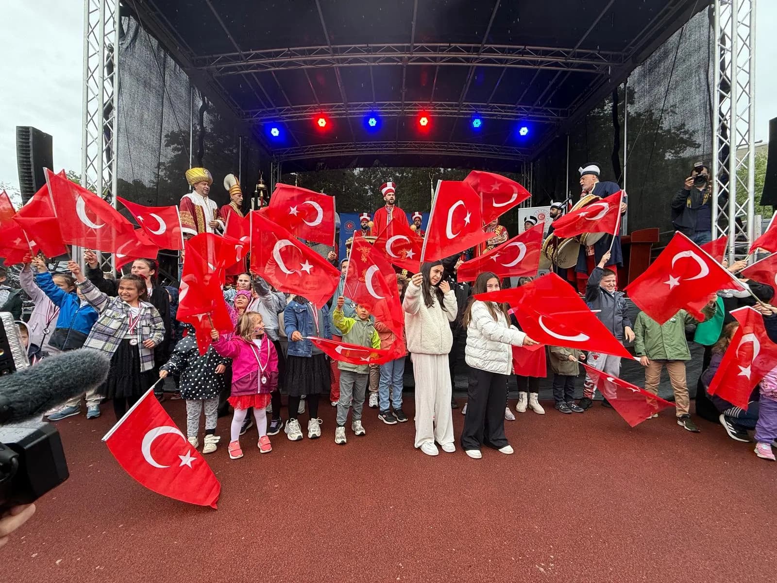 Berlin’de Coşkulu 23 Nisan ve 19 Mayıs Kutlaması