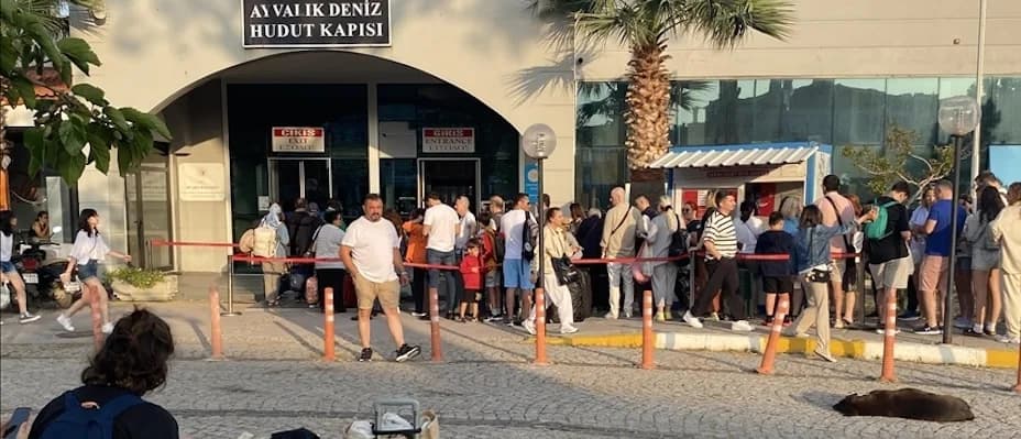 Kurban Bayramı tatilinde Ayvalık’tan Midilli Adası’na geçişlerde yoğunluk yaşanıyor