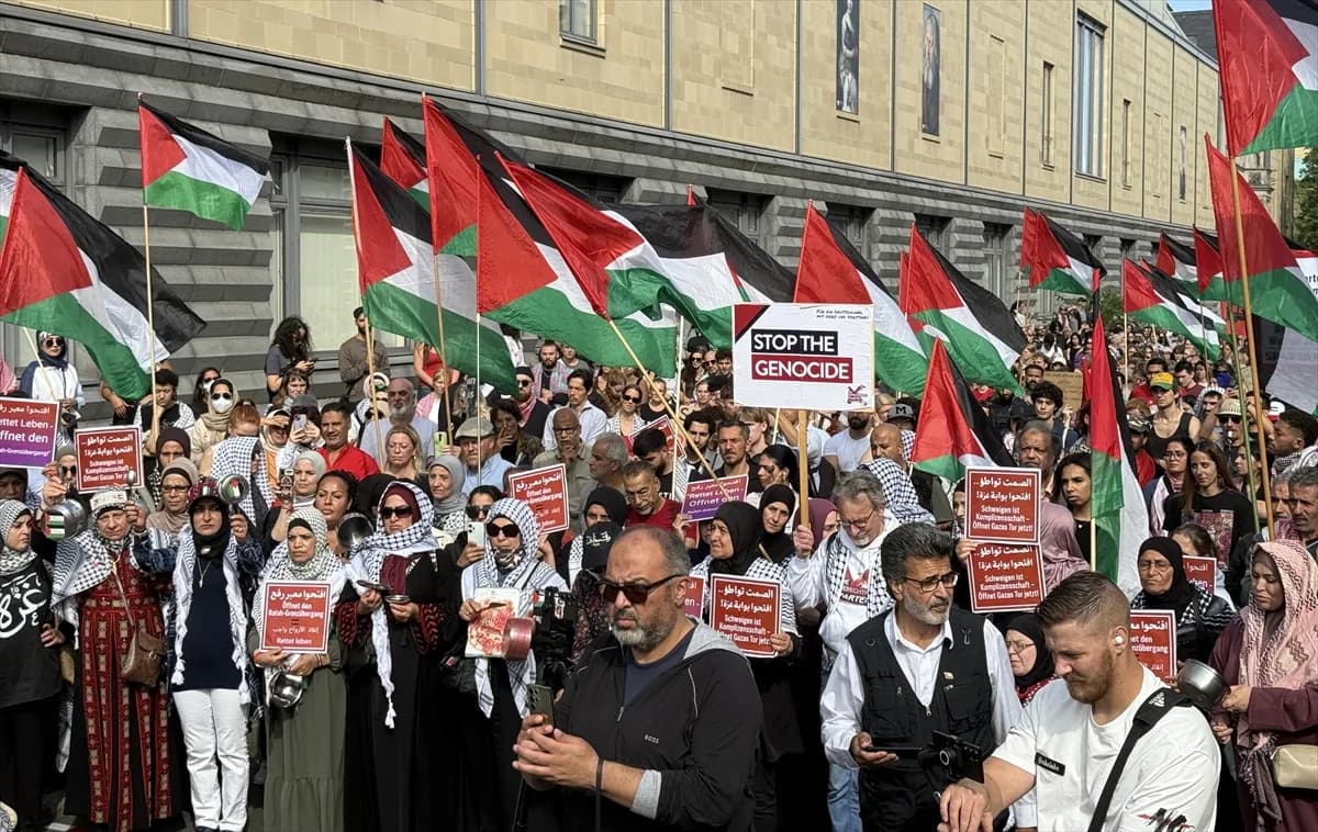 Berlin’de Filistin destekçileri Gazze’de yaşanan açlık krizine dikkati çekti