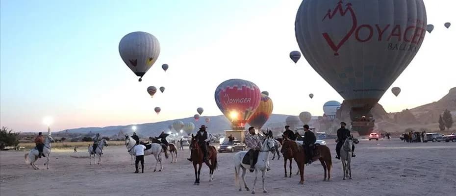 ‘Kapadokya At ve Atçılık Kültürü Festivali’nde karayı atlar havayı balonlar süsledi