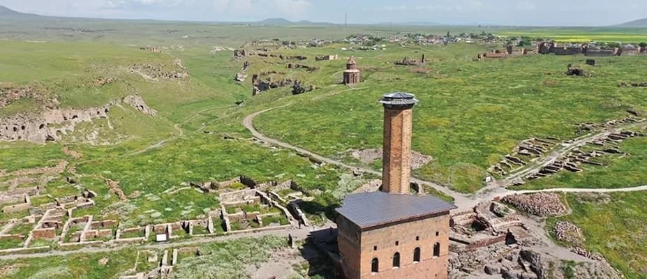 Ebu'l Menuçehr asırlardır geçmişin izlerini taşıyor