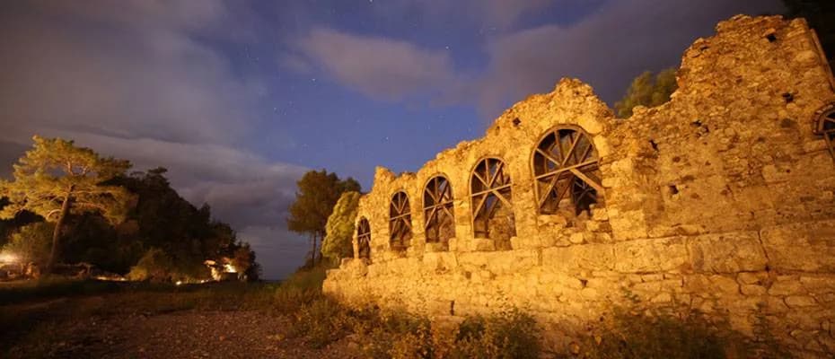 Gece müzeciliği uygulaması Olympos Antik Kenti’ni akşamları da canlandırdı