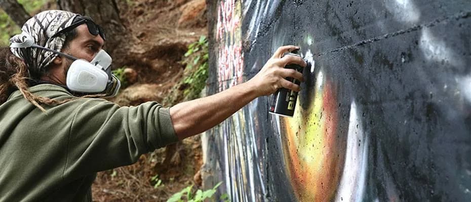 Grafiti sanatçısı Axel Mengü, Fethiye’ye renk katıyor