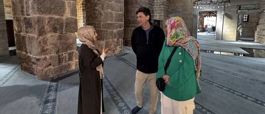Antalya’da Gönüllü Gençler Turistlere Tarihi ve Kültürel Mirası Anlatıyor