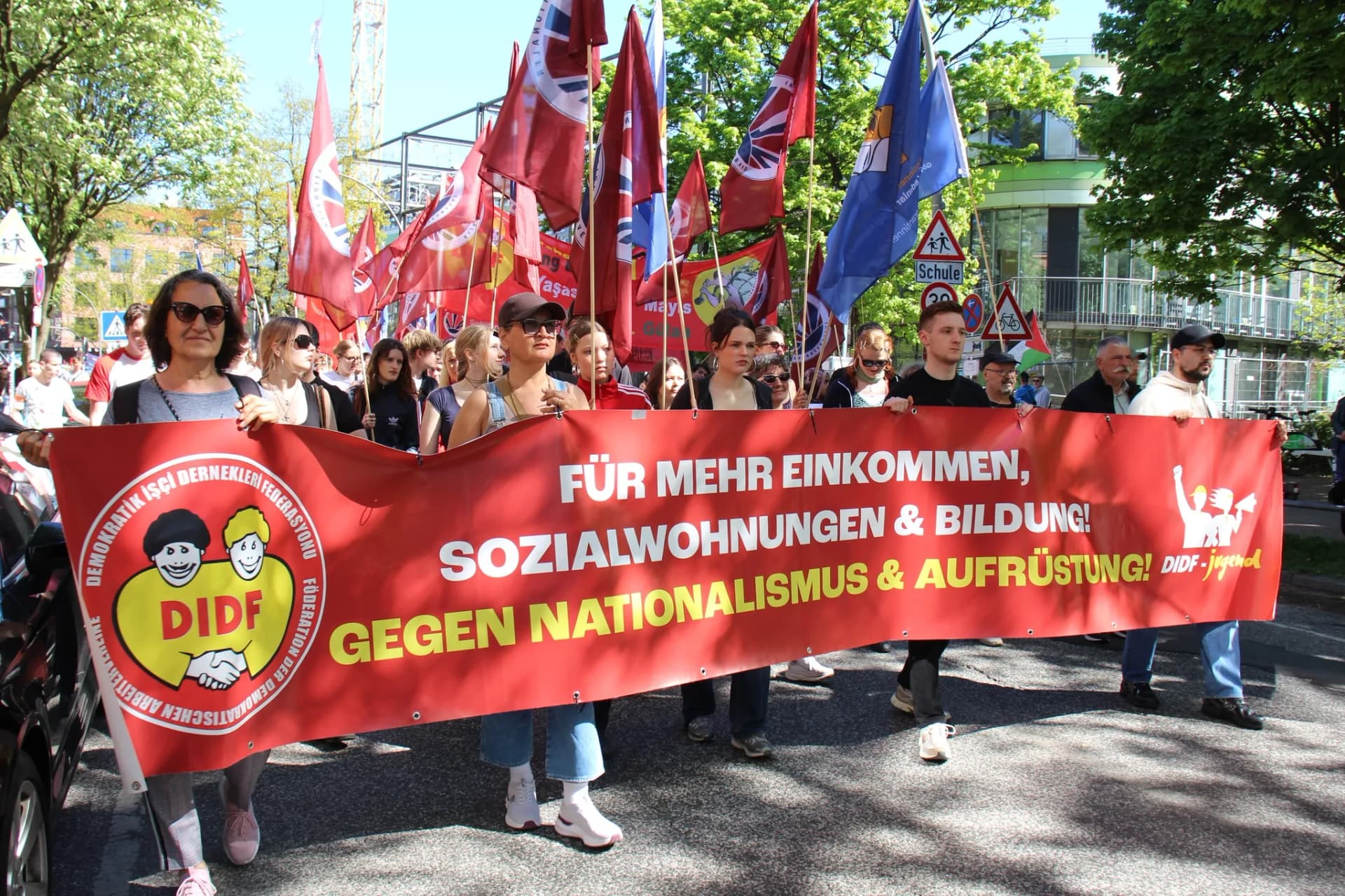 Hamburg’da 1 Mayıs Coşkusu: Binlerce Kişi Emek, Dayanışma ve Özgürlük İçin Yürüdü