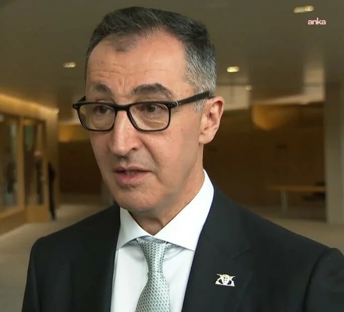 Cem Özdemir: Devlet engel değil, çözüm üretmeli