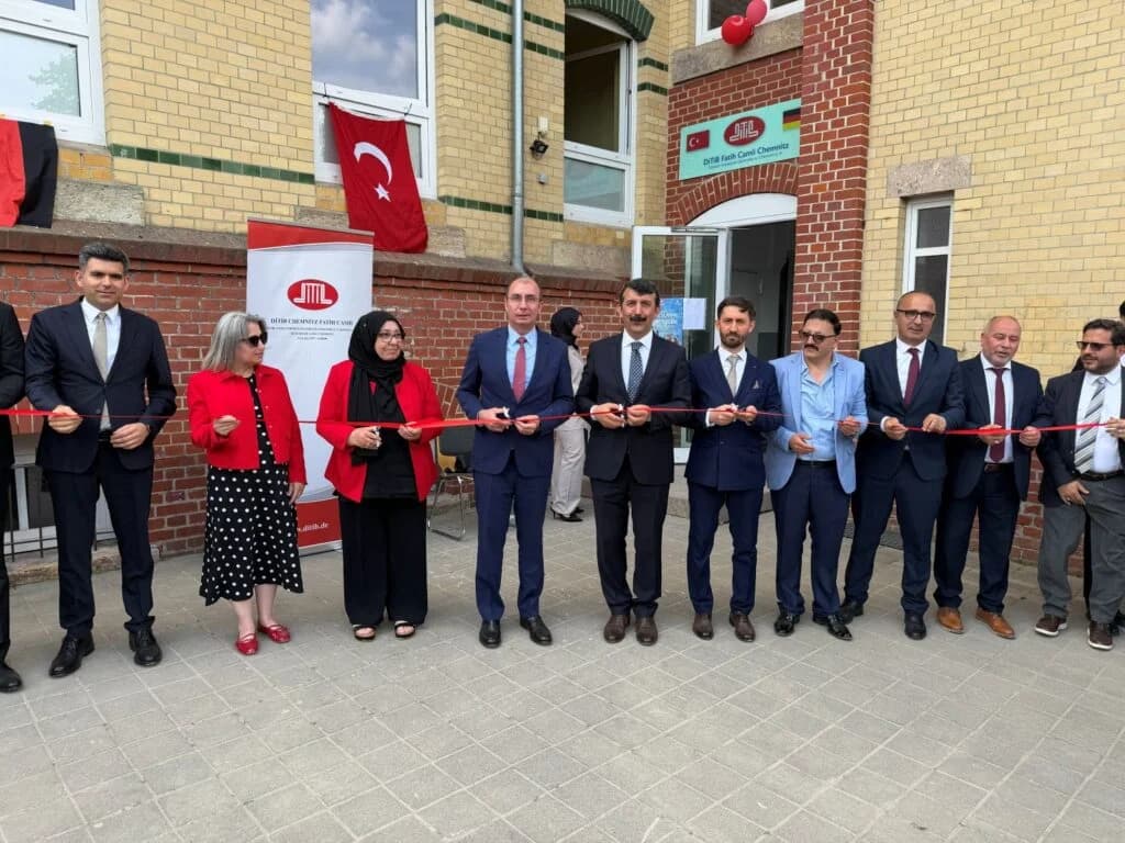 Chemnitz DİTİB Fatih Camii dualarla İbadete açıldı