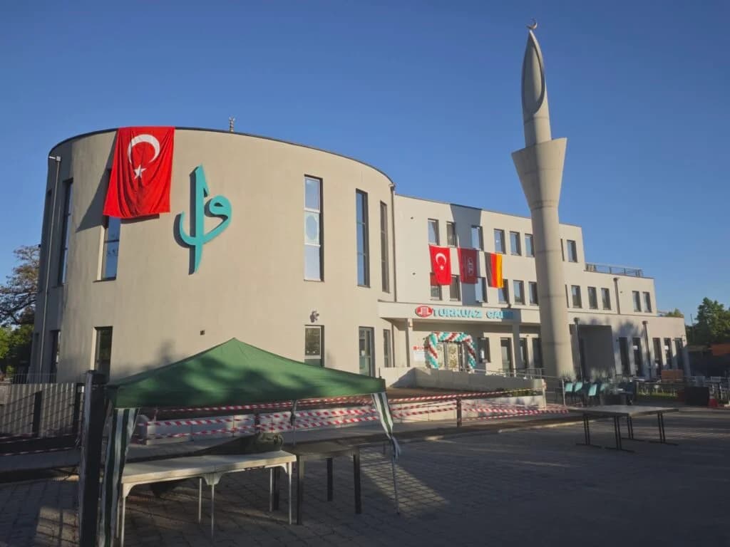 Regensburg DİTİB Turkuaz Camii ibadete açıldı