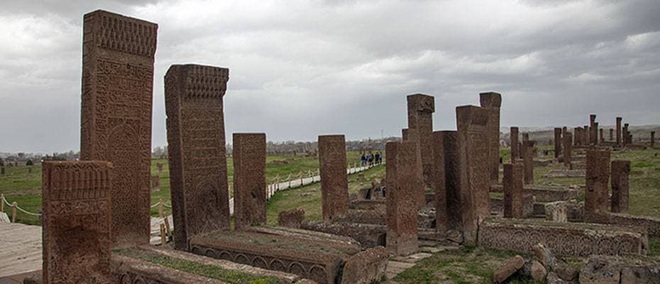 Ahlat Selçuklu Mezarlığı'ndaki 100 mezar taşı daha ayağa kaldırılacak